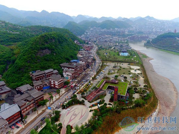 赤水河旅游公路旁的綜合服務體。（貴州省公路局提供）