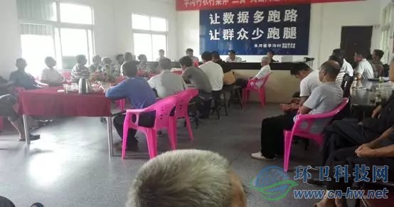 常紀(jì)文到村委會(huì)給村黨支部、村委會(huì)和村民理事會(huì)代表講解農(nóng)村垃圾分類(lèi)